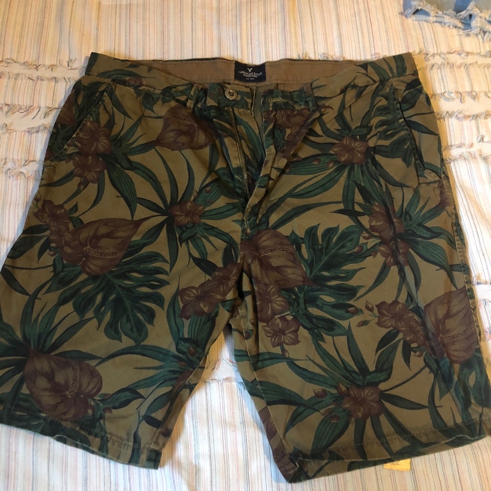 Palm tree AE men’s shorts size 38 6” inseam